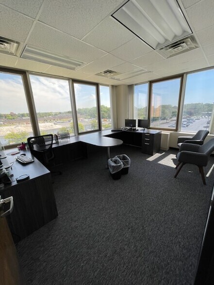 More Photos Of 125 Wolf Rd, Albany Medical For Lease