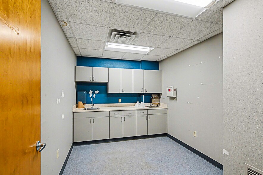 More Photos Of 2906 Washington Blvd, Belpre Medical For Sale