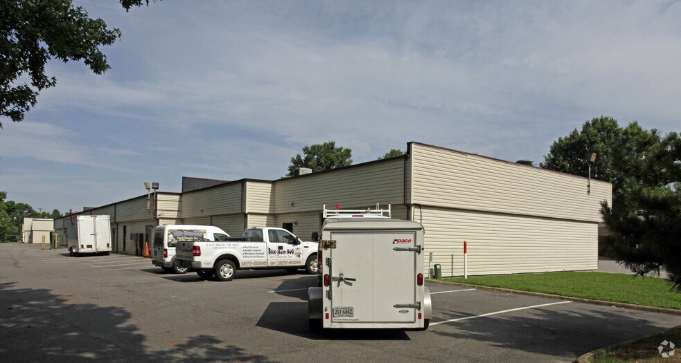 More Photos Of 201-237 Expressway Ct, Virginia Beach Showroom For Lease