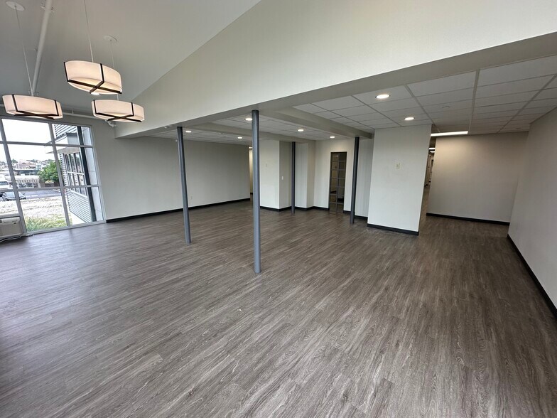 More Photos Of 3171 E Sunshine St, Springfield Office Residential For Lease