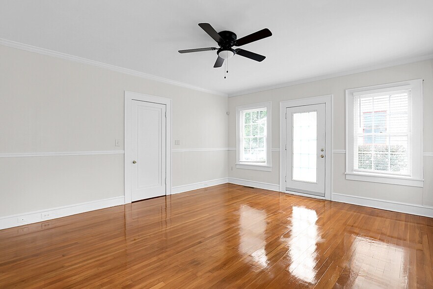 More Photos Of 228 E Poplar St, Griffin Office For Lease