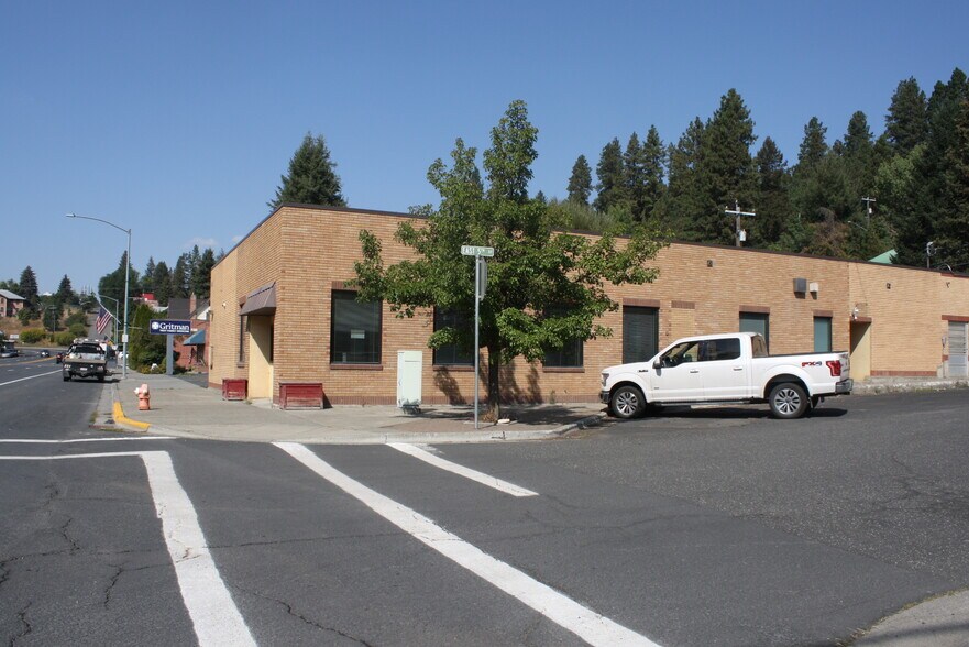 More Photos Of 424 S Main St, Troy Bank For Lease