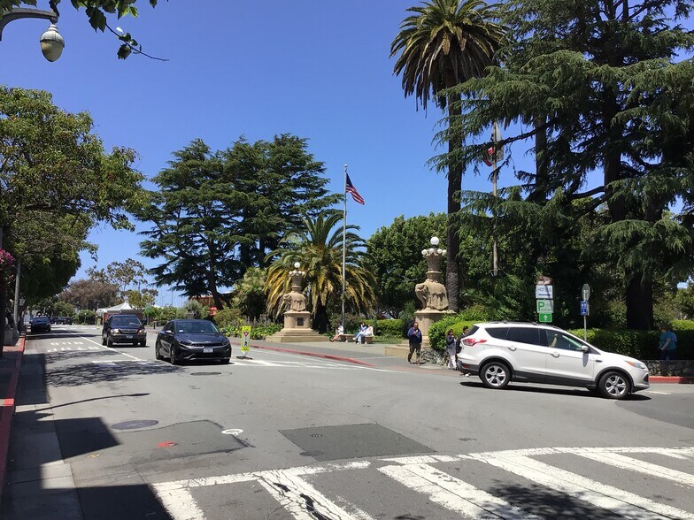More Photos Of 681 Bridgeway, Sausalito General Retail For Sale