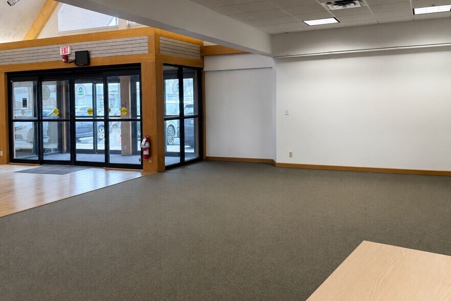More Photos Of 300 Ferry Blvd, Stratford Freestanding For Lease