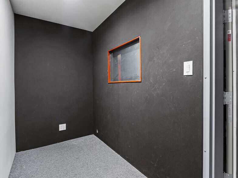 More Photos Of 10746 Magnolia Blvd, North Hollywood Medical For Sale