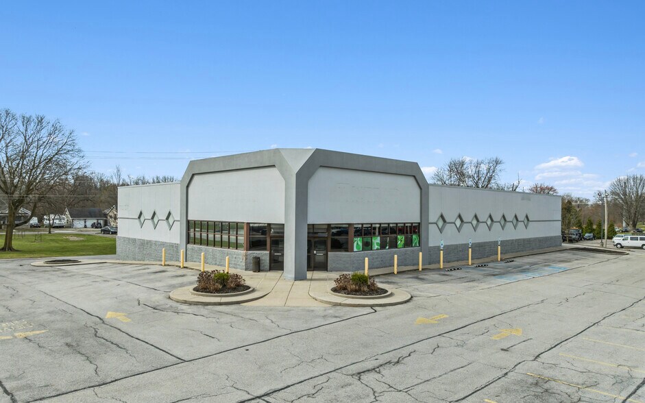 More Photos Of 305 W Main St, Ottawa Drugstore For Lease