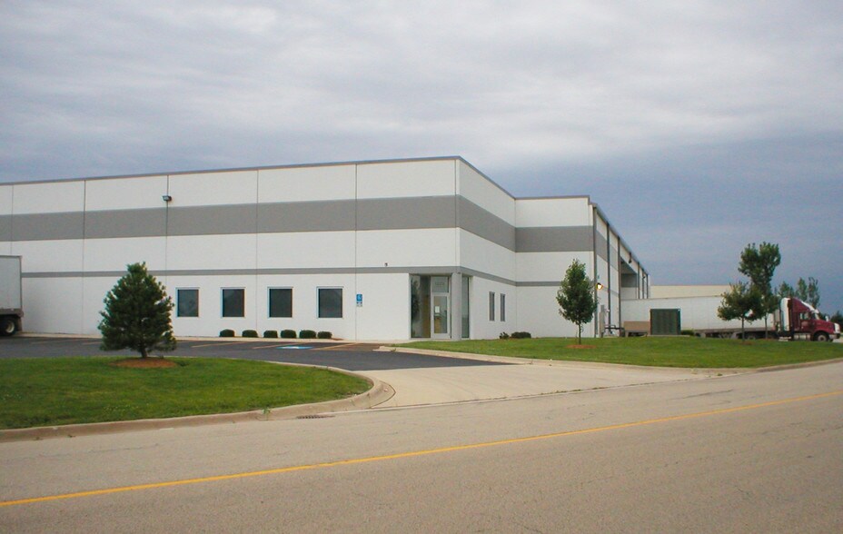 More Photos Of 1227-1229 Lakeside Dr, Romeoville Warehouse For Lease
