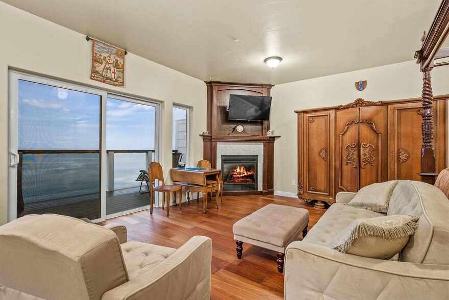 More Photos Of 266 Dolphin Dr, Whitethorn Hotel For Sale