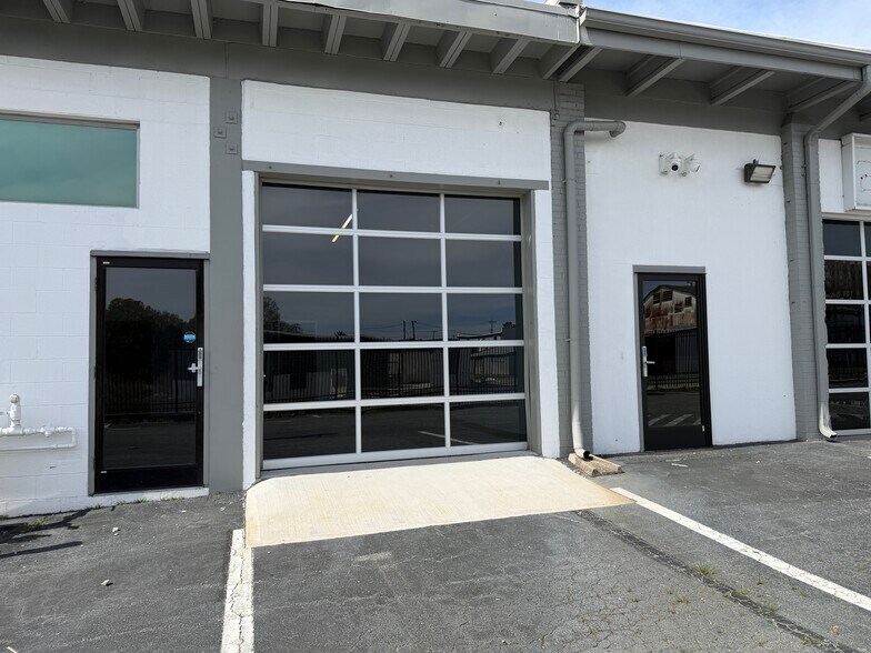 More Photos Of 4827 Gate City Blvd, Greensboro Showroom For Lease