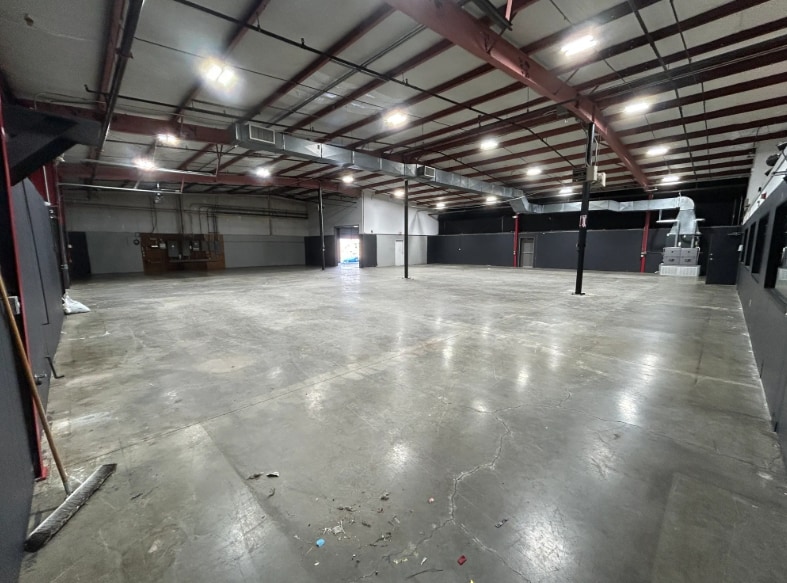 More Photos Of 851 Lovers Ln, Bowling Green Warehouse For Lease