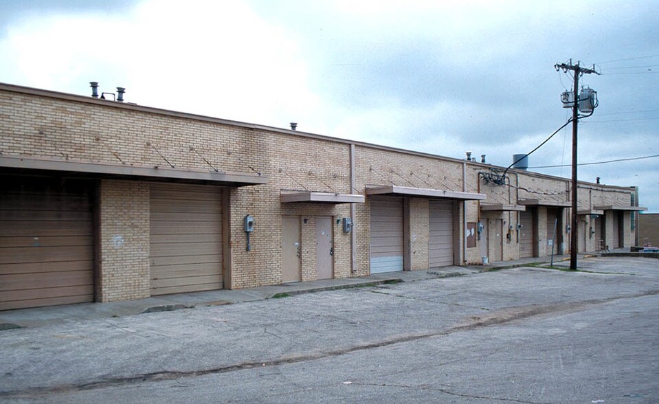 More Photos Of 13706-13720 Neutron Rd, Dallas Light Manufacturing For Lease