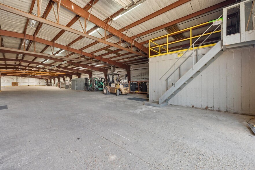 More Photos Of 905 E Broad St, Forney Manufacturing For Lease
