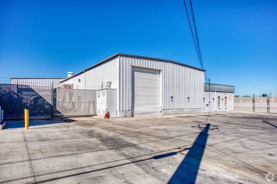 More Photos Of 5845 S Valley View Blvd, Las Vegas Manufacturing For Lease