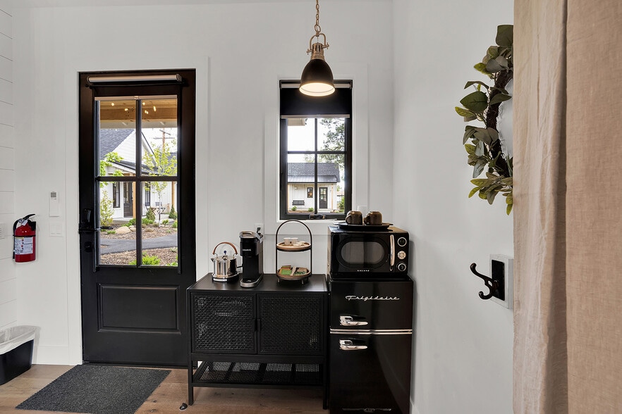 More Photos Of 560 E Main Ave, Sisters Hotel For Sale