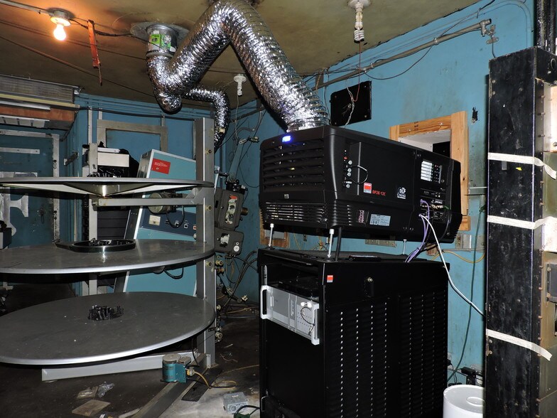 More Photos Of 113 E Polk St, Livingston Movie Theatre For Sale