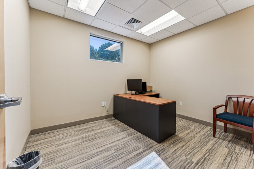 More Photos Of 2105 Northwest Blvd, Newton Office For Lease