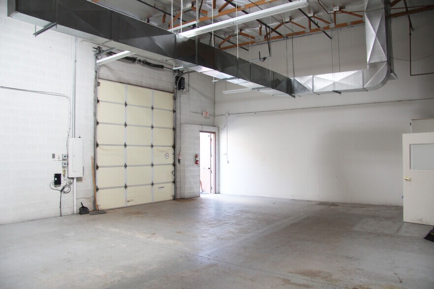 More Photos Of 16055 N Dial Blvd, Scottsdale Warehouse For Lease