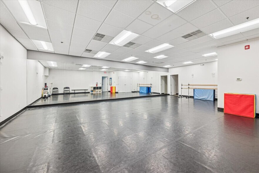 More Photos Of 258 King George Rd, Warren Office For Sale