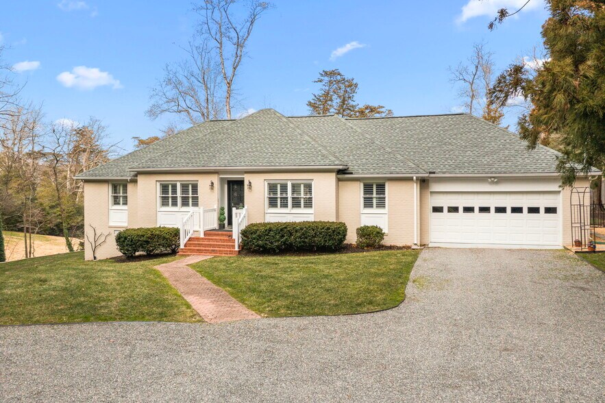 More Photos Of 97 Currell Cove Ln, White Stone Specialty For Sale