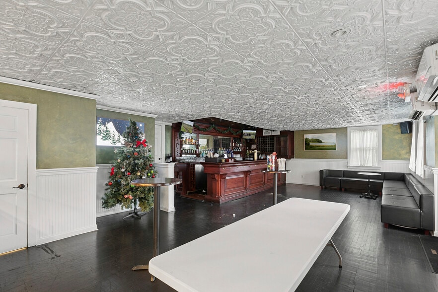 More Photos Of 40-21 Bowden Sq, Southampton Restaurant For Lease