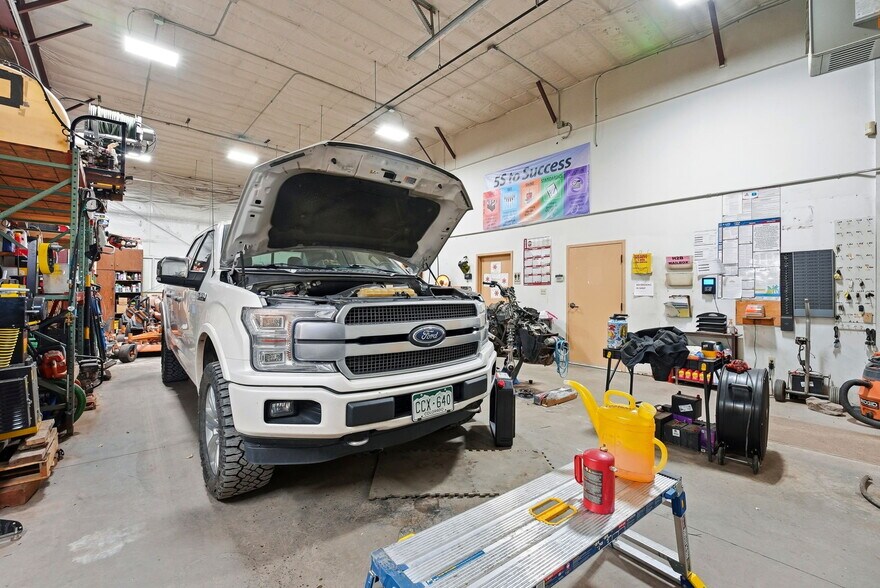 More Photos Of 1925 Aeroplaza Dr, Colorado Springs Warehouse For Lease