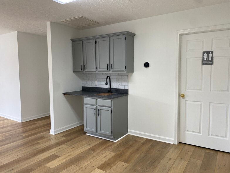 More Photos Of 8912 Stone Green Way, Louisville Office For Lease