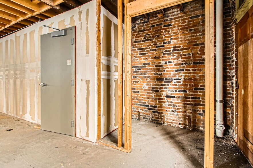 More Photos Of 132 E 5th Ave, Columbus Storefront Retail Residential For Sale