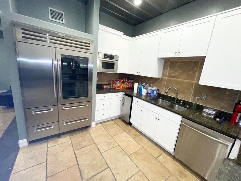 More Photos Of 1155 NE Cleveland St, Clearwater Office Residential For Lease