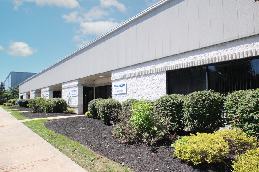 Primary Photo Of 2557-2571 Center Rd, Hinckley Warehouse For Lease