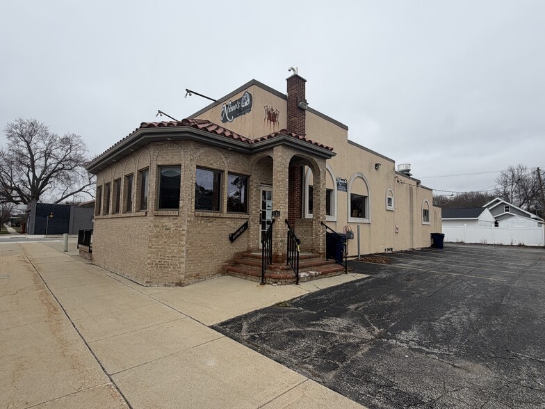 Primary Photo Of 1705 Columbus Ave, Bay City Restaurant For Sale