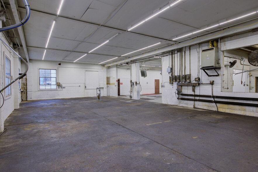 More Photos Of 180 Ushers Rd, Round Lake Warehouse For Sale