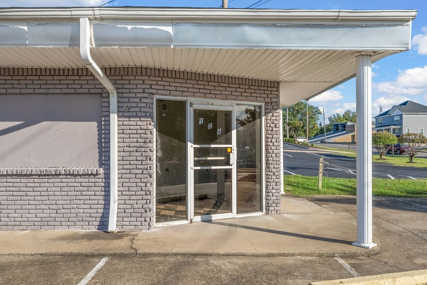 More Photos Of 124 10th St, Clarksville Flex For Sale