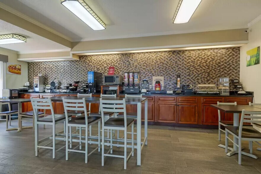 More Photos Of 820 Shoneys Dr, Ashburn Hotel For Sale