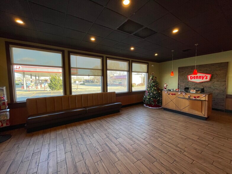 More Photos Of 6887 E Front St, Kansas City Fast Food For Lease