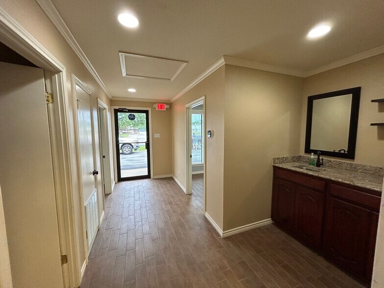 More Photos Of 5424 W Oak St, Palestine Showroom For Lease