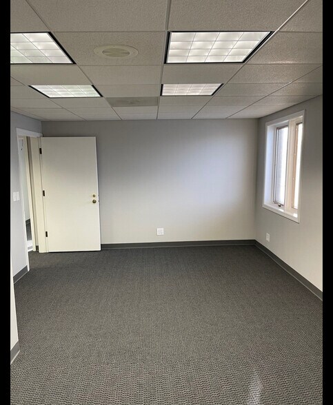 More Photos Of 110 S Hager Ave, Barrington Office For Lease