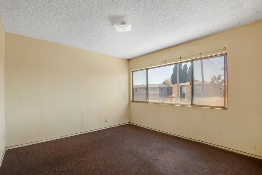 More Photos Of 2016 S Bedford St, Los Angeles Apartments For Sale