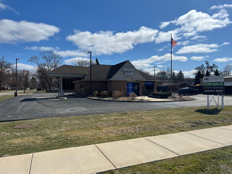 Primary Photo Of 22990 Pontiac Trl, South Lyon Bank For Sale