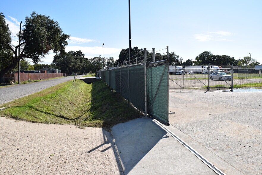 More Photos Of 12115 West Dr, Cypress Land For Lease