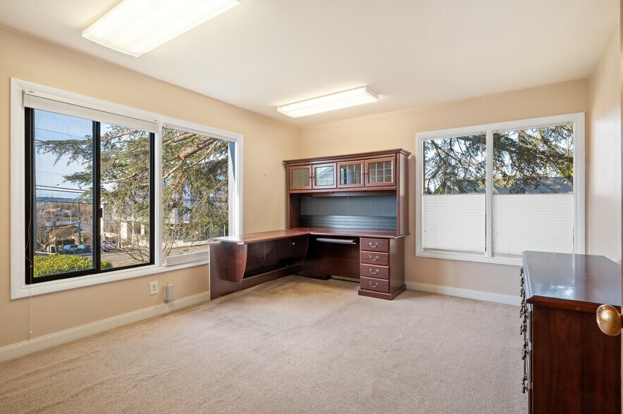More Photos Of 207 Edgar St, Seattle Office For Sale