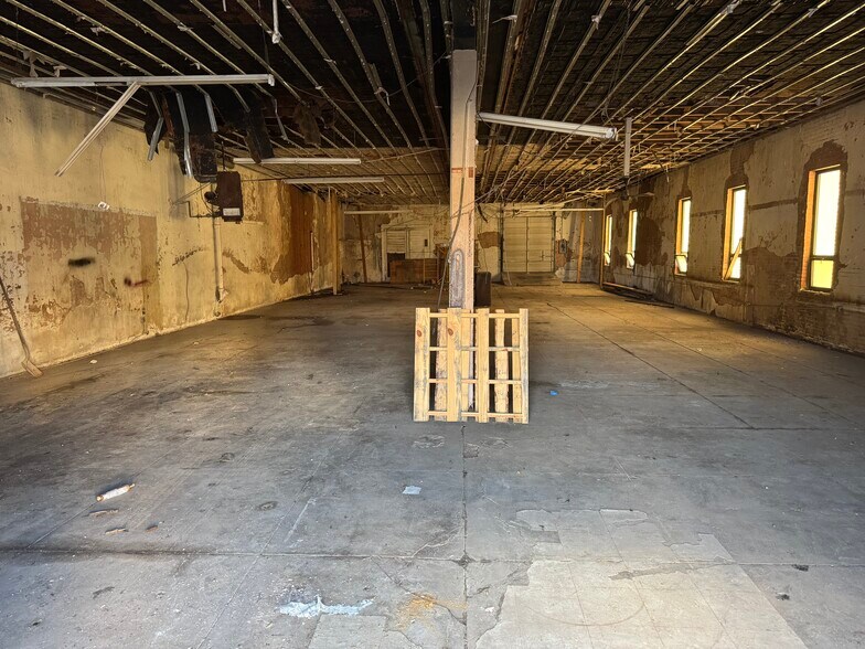 More Photos Of 113 E Wm J Bryan Pky, Bryan Storefront For Lease