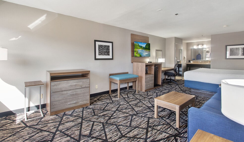 More Photos Of 201 W Hill Park Cir, Huntsville Hotel For Sale