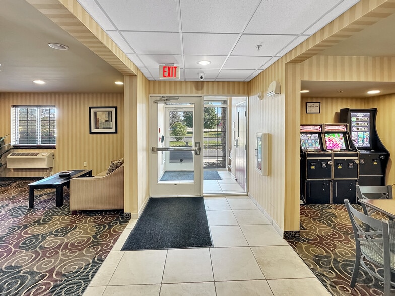 More Photos Of 1515 Planeview Dr, Oshkosh Hotel For Sale