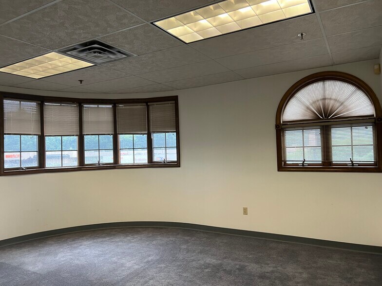 More Photos Of 625 Wolcott St, Waterbury Freestanding For Lease