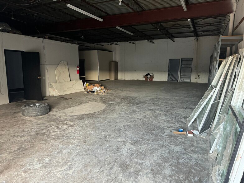 More Photos Of 3402-3406 Easy St, Dallas Light Manufacturing For Lease