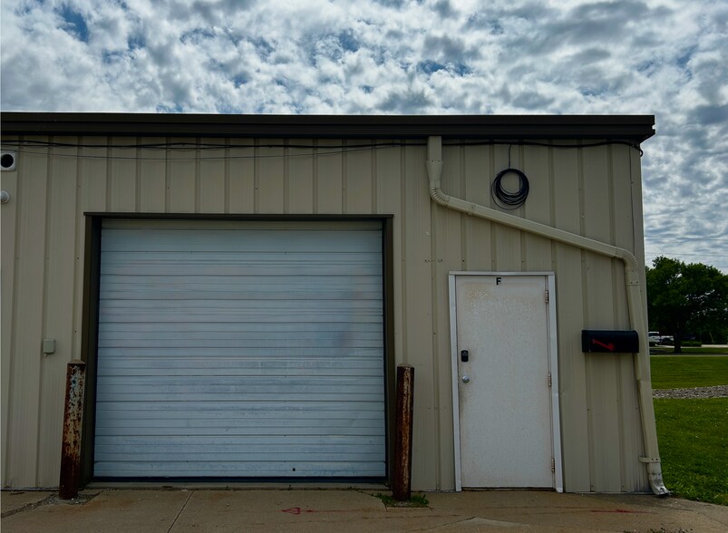 More Photos Of 1624 Commerce Pky, Bloomington Industrial For Lease