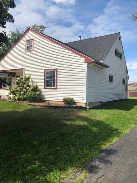 More Photos Of 1 Plumbridge Dr, Levittown Office Residential For Sale