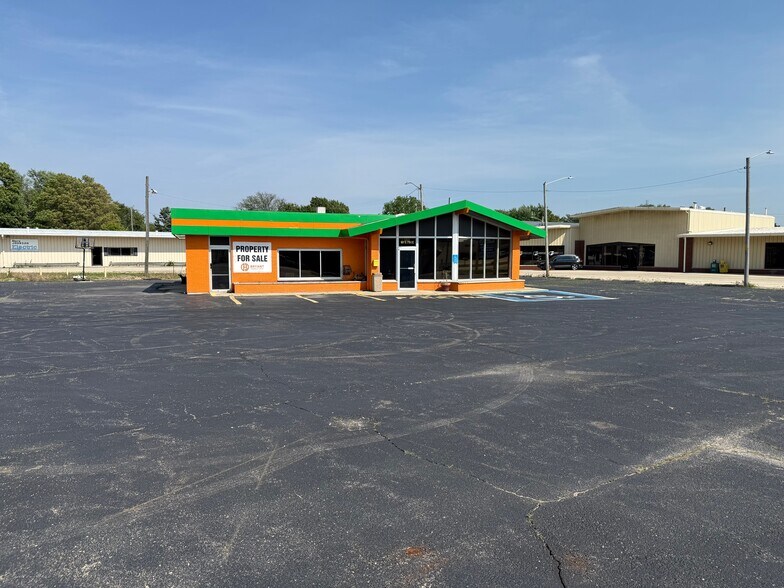Primary Photo Of 901 S 7th St, Rochelle Storefront Retail Office For Sale