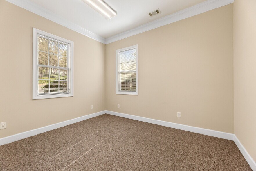 More Photos Of 3535 Roswell Rd, Marietta Business Park For Lease