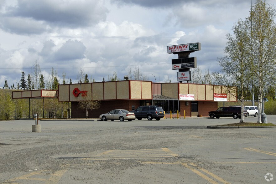 More Photos Of 301 N Santa Claus Ln, North Pole Unknown For Lease